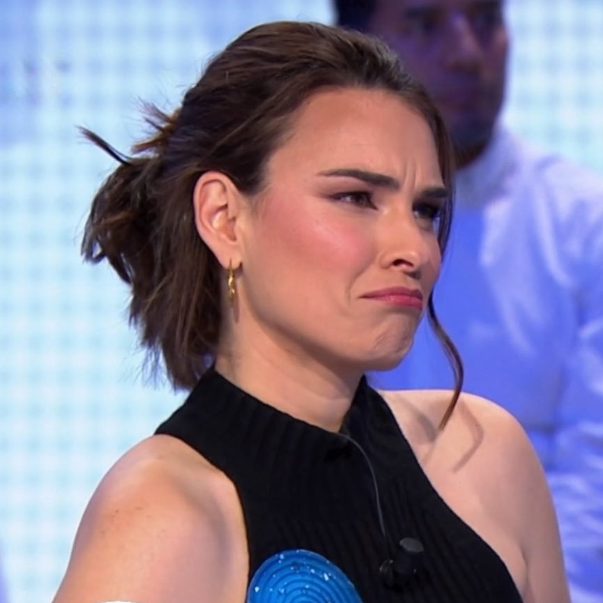 elenasrd's tweet photo. Me esperaba una última escena entre Cloe y Marta, porque al final ellas han tenido una historia y era lógico que tuvieran una despedida las dos solas, a mí hasta me estaba pareciendo bonita, pero lo del beso... 

#SueñosDeLibertad #Mafin https://t.co/5C6DJzR8Q8