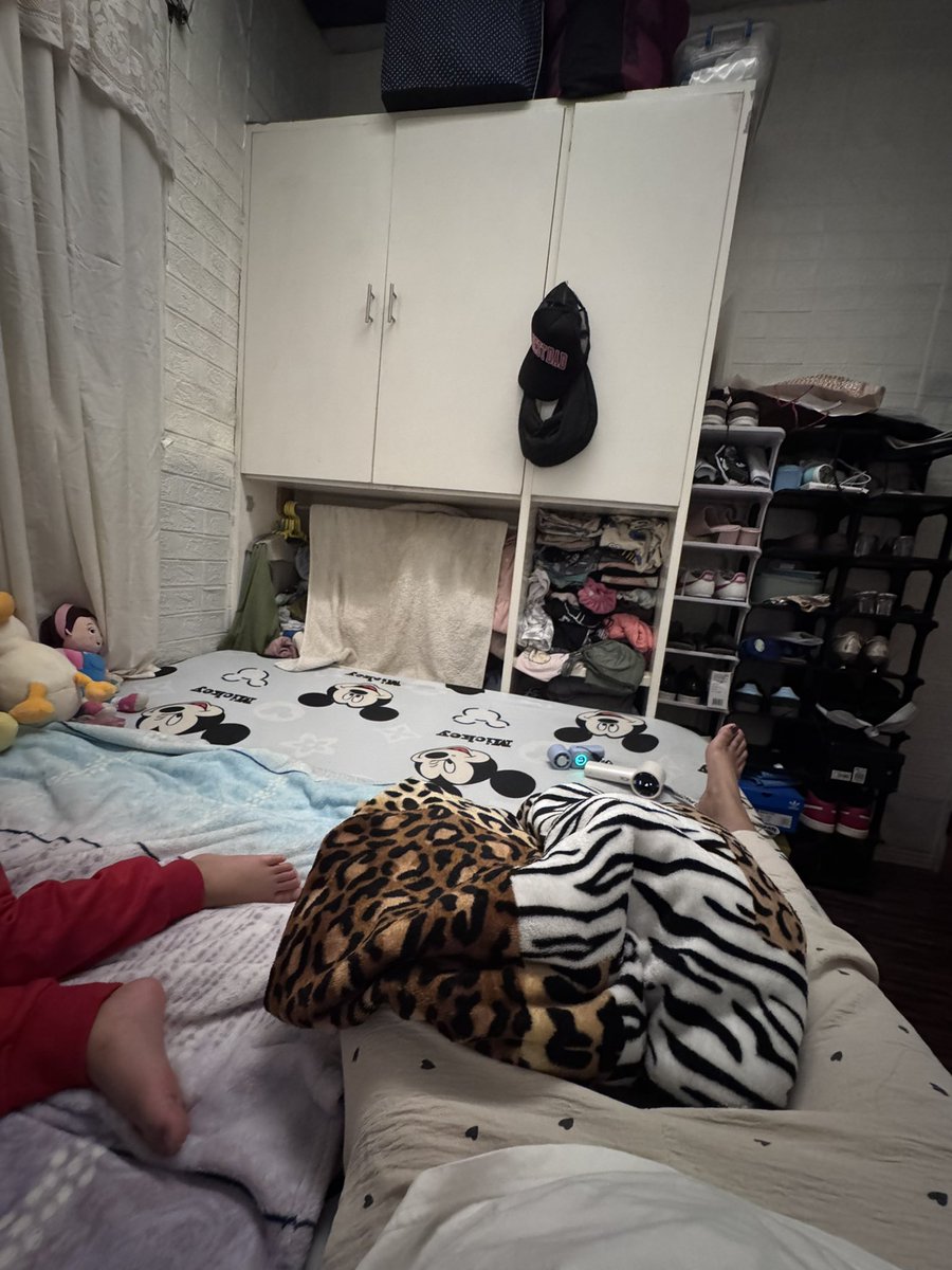 kimkim771995's tweet photo. Dto kmi ngayn s separate room, kasi nkakahya baka magising ulit luna. At baka maistorbo pa tulog niya pag nagising luna kc late dn sya natutulog, so akuhin k nalang ulit. Para d siya maistorbo at maka focus sya sa trabaho niya, lately masungit dn sya dhil nag fafasting sya. 😅pt2 https://t.co/ane0ulvb3H