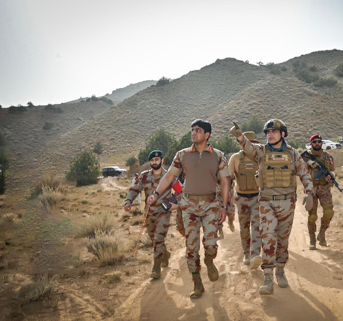 Maj_Marwat's tweet photo. جنرل عاطف مجتبیٰ صاحب جوانوں کو لیکر اس ٹولے کو ڈھونڈنے نکلا ہے
جو کہتے تھے بلوچستان آنے کیلئے ویزہ لگانا پڑے گا، 😅 https://t.co/ATY5GeKQmL