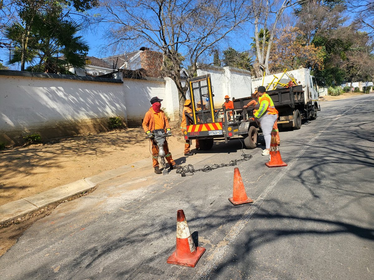 MyJRA's tweet photo. Public-private partnerships deliver real, measurable impact! The  Pothole Patrol proves what happens when @CityofJoburgZA, @Discovery_SA, and @AvisSouthAfrica pool resources to protect motorists. Today we tackled road repairs on Crassula Avenue, Morningside. #JoburgRoads ^AK https://t.co/sDQM7sgy4C