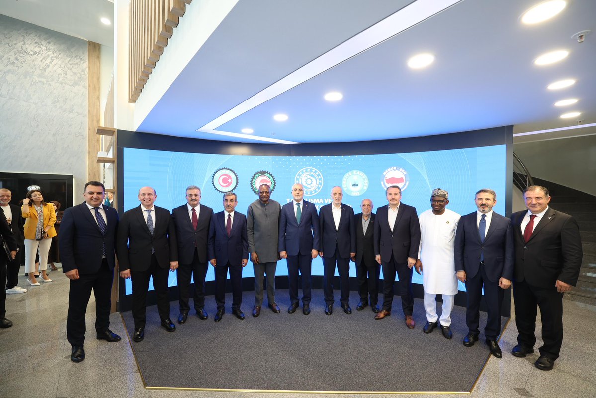 _aliyalcin_'s tweet photo. Biz Memur-Sen olarak o gece nasıl ki darbenin ilk anından itibaren teşkilatımızla, üyelerimizle birlikte meydanlarda ihanete “Dur!” dediysek, nasıl ki demokrasiyi, millet iradesini, vatanı muhafazada öne atıldıysak bundan sonra da milli iradenin, demokrasinin, hukukun, tam bağımsız Türkiye’nin yanında kararlılıkla durmaya devam edeceğiz.

15 Temmuz'un bizlere yüklediği sorumluluk; birlik ve beraberliğimizi korumak, vesayetin ve ihanetin her türlüsüne karşı uyanık olmak, şehitlerimizin emanetine ve gazilerimizin fedakârlığına sahip çıkmaktır. 

Bu nedenle 15 Temmuz'u yalnızca anmak yetmez, doğru anlamak da gerekir.

O geceyi doğru okumak, milletimizin yazdığı destanın hangi bedellerle kazanıldığını unutmamak ve bu şuuru gelecek nesillere aktarmak zorundayız.

Millet olarak, sivil siyaset ve sivil toplum olarak 253 şehit verdiğimiz o gece, sadece darbe ve işgalin önüne geçmedik, aynı zamanda vatanımızda ve irademizde gözü olan küresel vesayete ve onun yerli devşirmelerine de ibretlik bir ders vererek tarihe şanlı bir kayıt düştük. 

15 Temmuz'da ihanete, darbecilere boyun eğmeyip canını ortaya koyan şehitlerimiz ve gazilerimiz başta olmak üzere darbeyi çıplak elleriyle önleyen aziz Milletimize, kutlu direnişe önderlik eden Sayın Cumhurbaşkanımıza, siyasi iradeye, sivil toplum örgütlerine şükranlarımı sunuyor, kahraman şehitlerimizi rahmet ve minnetle, gazilerimizi şükranla yâd ediyorum. 

İstiklal şairimiz Mehmet Akif’in “Allah bir daha bu millete İstiklal Marşı yazdırmasın.” duasını hatırlatarak “Allah bir daha bu millete 15 Temmuz gibi ihanetler yaşatmasın” diyor,  
aziz Milletimizin birlik ve beraberliğinin, devletimizin bekasının daim olmasını diliyorum.

🔎https://t.co/fQX2GYhuz6

#15Temmuz #DemokrasiVeMilliBirlikGünü #İradeBizimZaferBizim
