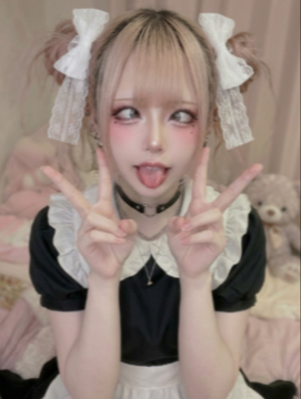 _JenLewis_'s tweet photo. ←数年前の私 
　　　　→無事に地雷デビューした現在 https://t.co/AMiiPlEotG