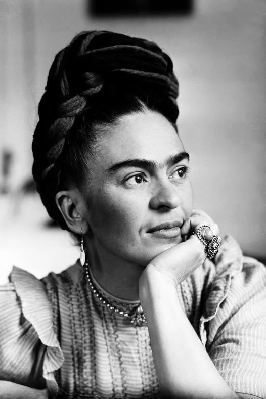 Binbirkitaap's tweet photo. "Olgunlaşmak, güzelliği sevmeyi, sessizce özlemeyi, kinsiz hatırlamayı ve yavaş yavaş unutmayı öğrenmektir."

Frida Kahlo https://t.co/wut9cnz6EG