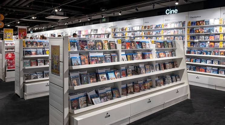 Tierra100able_'s tweet photo. Mira Playstation.

Videojuegos, cine, música y literatura.

El formato físico sigue, con esa decisión quien corre peligro de desaparecer antes sois vosotros y no el formato. https://t.co/jeoLkDxDHK