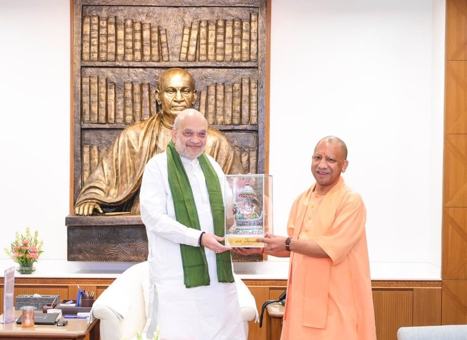 modibjpBhakat's tweet photo. कुछ तस्वीरें सिर्फ़ एक मुलाकात नहीं होतीं, वे भविष्य की दिशा का संदेश होती हैं।
समर्पित नेतृत्व, स्पष्ट संकल्प और राष्ट्रहित के प्रति अटूट प्रतिबद्धता—यही विकसित भारत की सबसे बड़ी शक्ति है। 🇮🇳✨ https://t.co/PCQMFqsB2h