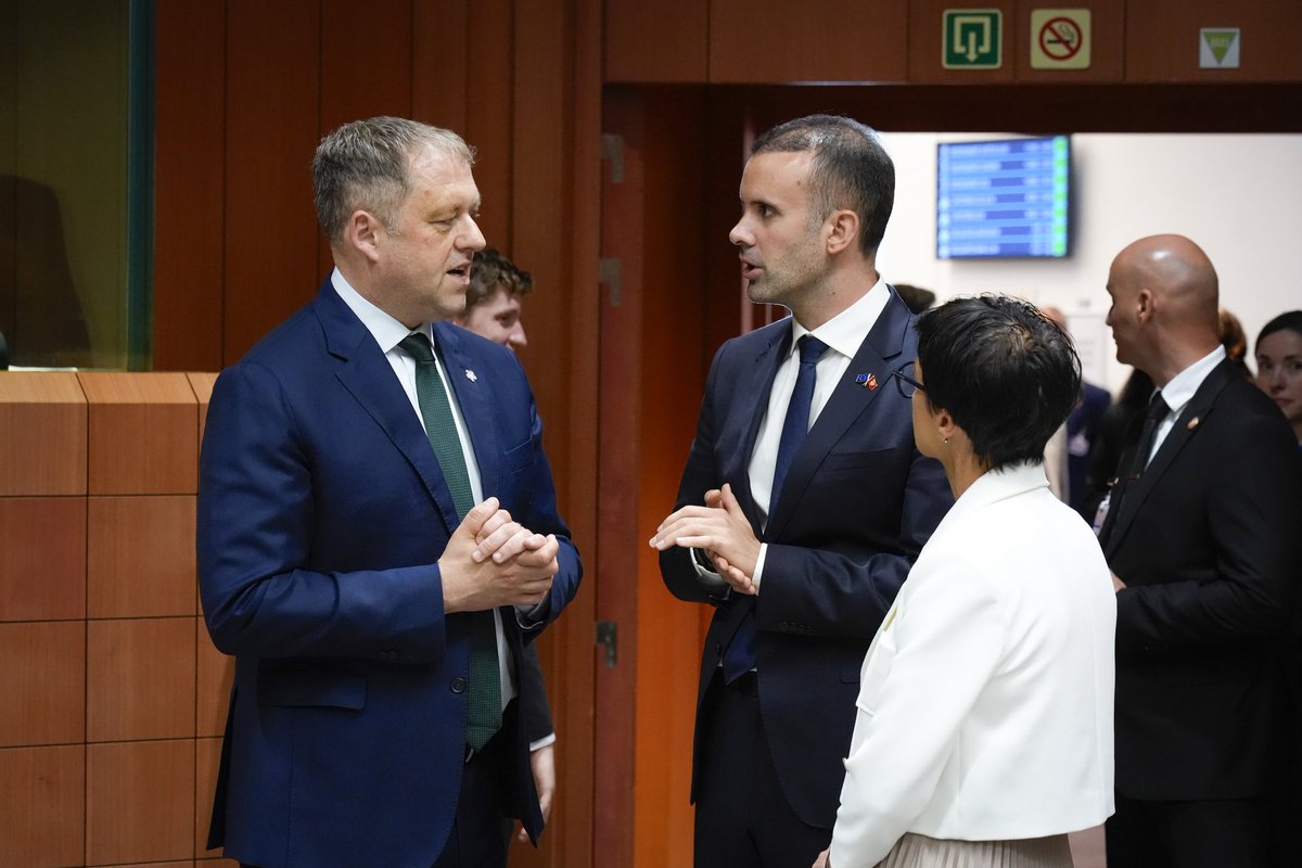 Ireland2026eu's tweet photo. 🇲🇪Following today’s Intergovernmental Conference, Montenegro has now closed over half of the negotiating chapters in its EU accession path. Only 15 negotiating chapters now remain.
  
🇮🇪🇪🇺The Irish Presidency stands ready to support Montenegro on its path to EU membership. https://t.co/kq0eTxdhiJ