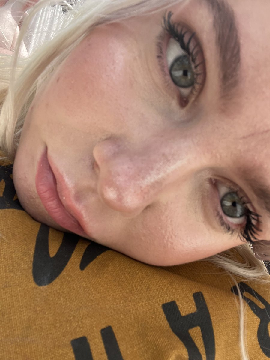 mariaaaeeee's tweet photo. ☀️🧴🧴 https://t.co/PHRpiwuxk1
