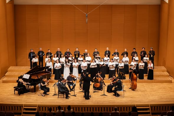 jcchor2019's tweet photo. 神戸中央合唱団の創立８０周年記念演奏会に
出演してきました
中村仁策指揮者、静子先生、藤原純孝団長の頃に
全日本コンクールで金賞を競い合った時代から
現在の　本山秀毅先生、青木耕平先生、内藤典子ピアノ伴奏者のプロの素晴らしいご指導によって
輝かしい創立８０年目の歴史が刻まれました https://t.co/hC6rVc5cCp