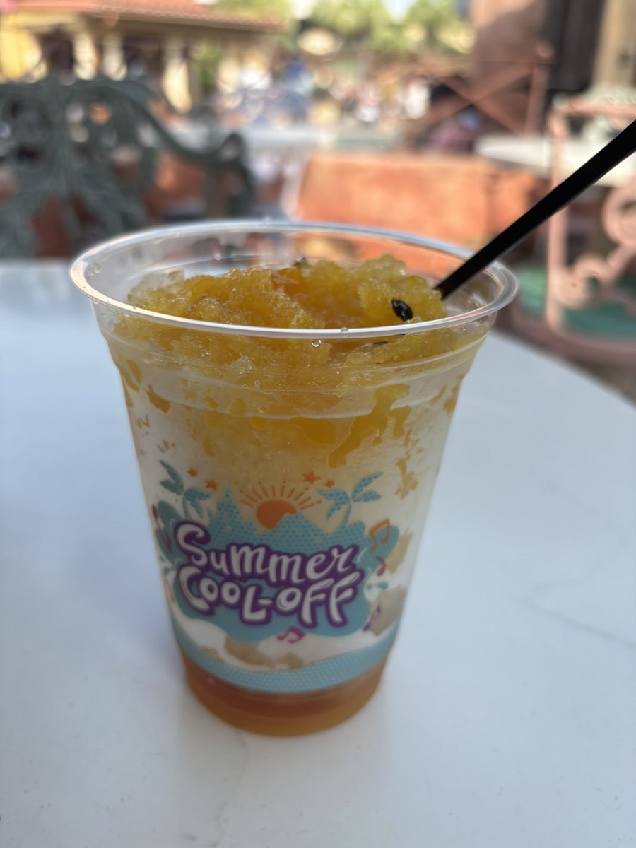 min__nieum's tweet photo. パークで売ってるこのシェイブアイス最高すぎておかわりした🥭(去年もこれに似たような味の出てたよね？)パッションフルーツもおいしいし底に入ってる紅茶ゼリーも好みだったからインする度に食べようと思う(ᐢᴖ ·̫ ᴖᐢ)👍🏻 https://t.co/1k7pEsEWjG