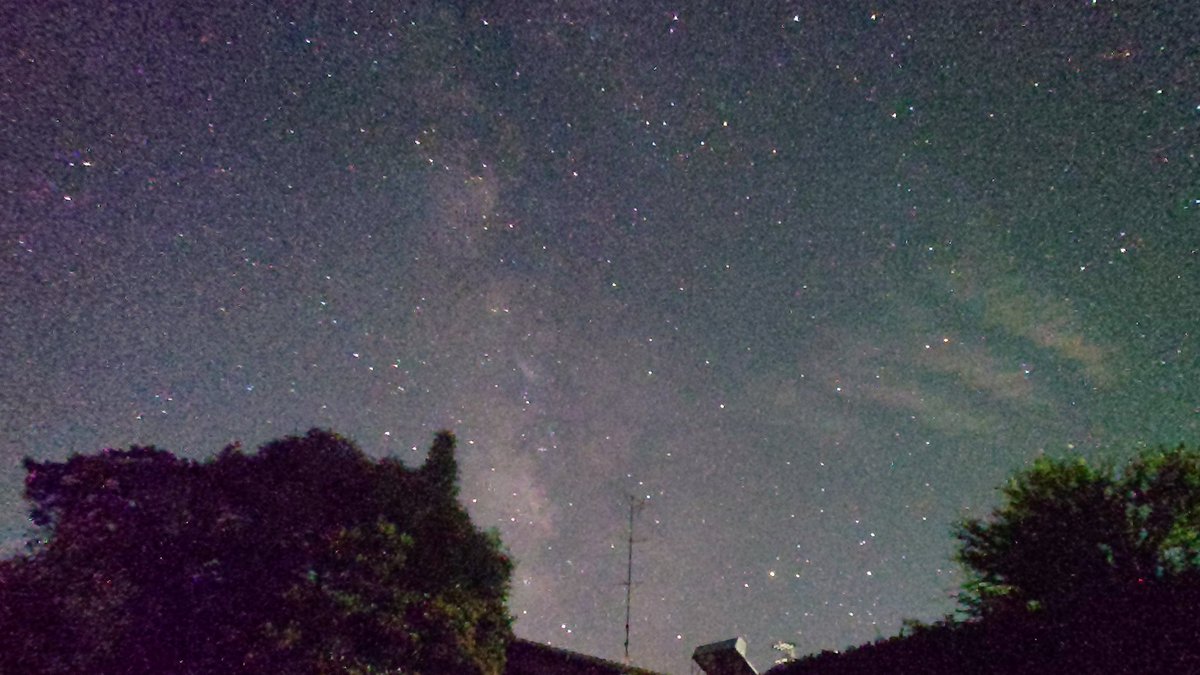 miarii's tweet photo. 260714午後１１時半
１、２枚目は南の空。２枚目の低いところにさそり座の頭が写っています。３枚目は天頂付近。上側が南側。下側が北側。月がないと星が綺麗ですね。古いスマホでも #天の川 がこんなに撮れちゃいます。
#Xperia5III
#だから私はXperia https://t.co/Ji4hTD4bwM