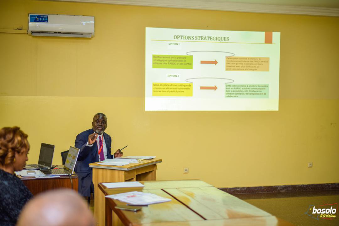 IsralMutombo11's tweet photo. Aujourd’hui, j’ai défendu mon travail au CHESD sur la posture stratégique et la politique communicationnelle des FARDC et de la PNC avec la population. Cette étude souligne qu’une communication cohérente et transparente renforce la confiance et améliore l’image des institutions. Merci au jury pour ces échanges enrichissants qui confortent mon intérêt pour la communication stratégique.