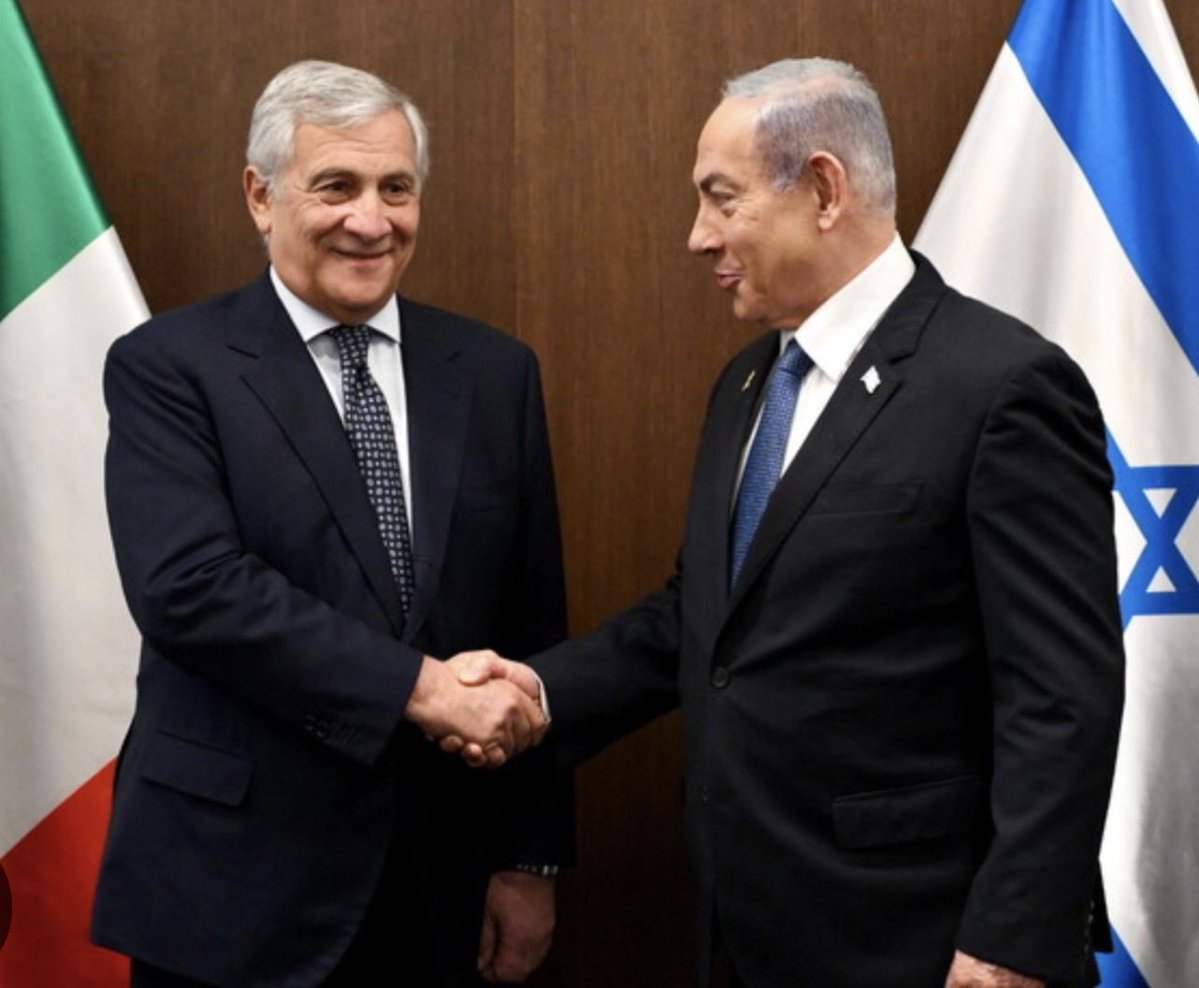 rulajebreal's tweet photo. Un anno dopo la sentenza della Corte internazionale di Giustizia sull’illegalità degli insediamenti israeliani, e mentre i ministri degli Esteri dell’UE discutevano se interrompere o meno gli scambi commerciali con gli insediamenti illegali – con Germania 🇩🇪 @AussenMinDE e Italia 🇮🇹 @Antonio_Tajani che temporeggiano e difendono l’impunità dei coloni israeliani, definiti terroristi dall’ex capo del Mossad israeliano, Pardo – il governo israeliano annuncia la costruzione di 12.000 nuovi alloggi negli insediamenti illegali e stanzia milioni di dollari per una “rivoluzione degli insediamenti”.
Questa destra al governo italiano è complice del governo criminale dei coloni israeliani.