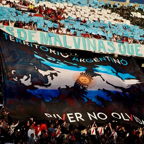 clarincom's tweet photo. ARGENTINA-INGLATERRA: 1.600 AGENTES Y PROHIBICIÓN DE ELEMENTOS CON MENSAJES POLÍTICOS

La semifinal tendrá un operativo con 1.600 agentes policiales, refuerzos del estado de Georgia, seguridad privada y personal interjurisdiccional. La ministra Monteoliva explicó  que los hinchas argentinos ingresarán por la puerta 4 y los ingleses por la puerta 3. Estará prohibido entrar con botellas y elementos que contengan mensajes políticos, raciales o provocativos.

Declaraciones de Monteoliva en radio La Red

"Teniendo en cuenta un conjunto de características se definió un refuerzo policial de agentes, no solo del estado de Georgia, sino de seguridad privada y también agentes interjurisdiccionales: el partido va a contar con 1.600 agentes policiales".

"Para el día de mañana, teniendo en cuenta el volumen de los simpatizantes e hinchadas, se acordó que los simpatizantes argentinos ingresan por puerta 4 y los simpatizantes ingleses por la puerta 3".

"[Estará prohibido] una bandera, camiseta, un trapo, lo que sea que tenga un mensaje de contenido político, o provocación racial".

"Con Ciudad trabajamos de manera conjunta, el punto de encuentro es el Obelisco, actúa ciudad en primera instancia, pero estamos a disposición para acompañar. Queremos que el festejo sea en paz".

(+) en Clarín: https://t.co/ortEsyeRc5