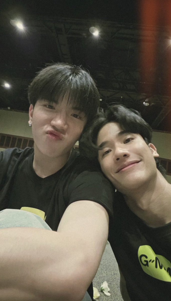 bebart00's tweet photo. พี่เตบอกว่าน้องวีเจเอนเนอร์จี้เหมือนน้องคีนที่พี่เตสนิท ฮื่อ อุ๋งอิ๋งใจ ที่พี่เตบอกว่าสนิทกับน้องคีนง่าา น้องคีนพี่เตพูดถึงด้วยน้า 🤏🏻แล้วน้องวีเจเอนเนอร์จี้แบบน้องคีนจริงๆๆ น่ารักเหมือนกันเบยด้วย🥹🫳🏻
 #GMMTVLiveHouse
#Tawan_V #vjnopparoot #keenkeno https://t.co/0476TYSKnm