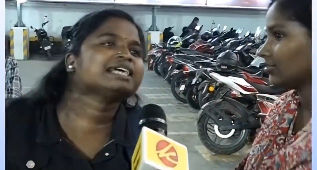 ItzmeeJoee's tweet photo. என் புருஷனை விட, விஜயதான் ரொம்ப பிடிக்கும்.

அக்கா, தங்கச்சியாவும் இருப்போம், அவருக்கு பொண்டாட்டியாவும் இருப்போம்,

இறந்து போன 41 பேரோட ஆன்மாவும் அவருக்குதான் சப்போர்ட் பண்ணும்,

எங்க விஜய்தான் என் புருஷன்.

~ ஏன்யா @arivalayam முக்கி முக்கி நீ திட்டங்கள் கொண்டு வந்ததுலாம் இவங்க வாழ்க்கையை மேம்படுத்தவா?!