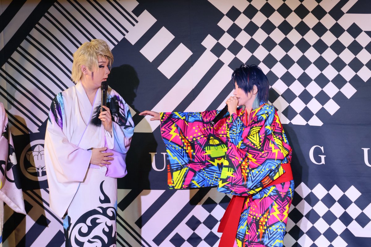 uwaaa_608's tweet photo. はじっこに行こうとする洋次郎さんを真ん中に移動させてくれる鈴様笑笑 https://t.co/bJbPw1Kqzw
