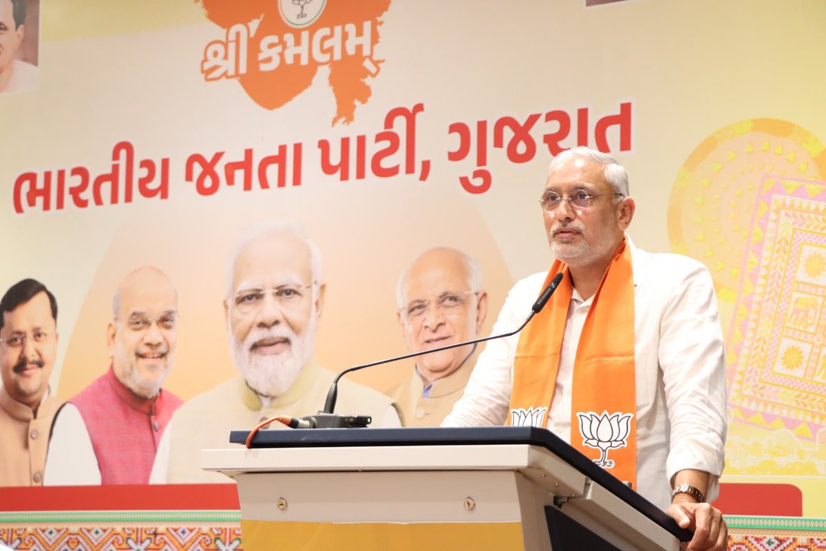 iJagdishBJP's tweet photo. દેશની પ્રગતિનો આધાર યુવાનોની ઊર્જા, નૂતન વિચારો અને રાષ્ટ્રનિર્માણના સંકલ્પમાં રહેલો છે. 

આજે પ્રદેશ કાર્યાલય 'શ્રી કમલમ્' ખાતે ભારતીય જનતા યુવા મોરચાના હોદ્દેદારો સાથે પરિચય બેઠકમાં સંવાદ કર્યો તેમજ 'વિકસિત ભારતના નિર્માણમાં યુવાનોની ભાગીદારી' વિષય પર માર્ગદર્શન આપ્યું. 

મને પૂર્ણ વિશ્વાસ છે કે આપણા આ ઊર્જાવાન યુવાનો માનનીય પ્રધાનમંત્રી શ્રી @narendramodi સાહેબના 'વિકસિત ભારત'ના સ્વપ્નને સાકાર કરવા માટે પોતાના સંપૂર્ણ સામર્થ્ય સાથે અગ્રેસર રહેશે.