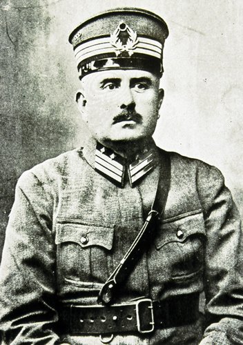 Snn_ARIKAN's tweet photo. "Ey Türk oğlu! Sen pek safsın, seni herkes aldattı! Erdim diyen, döndüm diyen çemberinden atlattı!"

"Öyle puslu ki hava; şeytan bile 'Müslüman' mintanı giyiyor."  

-Büründüğü kıyafetlerin içindeki gerçek kişiler kim? Türk milleti uyan!

Sıtkı bey çok güzel bir ifade etmişsiniz. https://t.co/e5OCSVkSE2