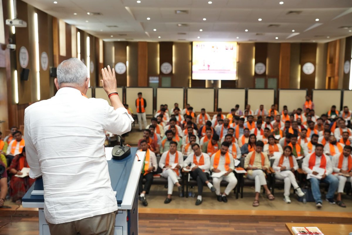 iJagdishBJP's tweet photo. દેશની પ્રગતિનો આધાર યુવાનોની ઊર્જા, નૂતન વિચારો અને રાષ્ટ્રનિર્માણના સંકલ્પમાં રહેલો છે. 

આજે પ્રદેશ કાર્યાલય 'શ્રી કમલમ્' ખાતે ભારતીય જનતા યુવા મોરચાના હોદ્દેદારો સાથે પરિચય બેઠકમાં સંવાદ કર્યો તેમજ 'વિકસિત ભારતના નિર્માણમાં યુવાનોની ભાગીદારી' વિષય પર માર્ગદર્શન આપ્યું. 

મને પૂર્ણ વિશ્વાસ છે કે આપણા આ ઊર્જાવાન યુવાનો માનનીય પ્રધાનમંત્રી શ્રી @narendramodi સાહેબના 'વિકસિત ભારત'ના સ્વપ્નને સાકાર કરવા માટે પોતાના સંપૂર્ણ સામર્થ્ય સાથે અગ્રેસર રહેશે.