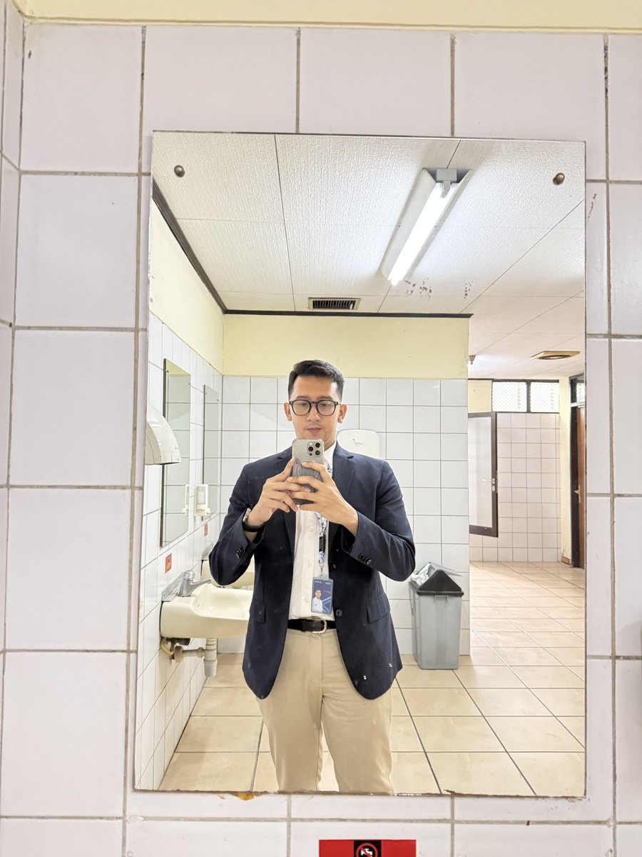 ditlicate's tweet photo. dandan rapih dikit, pake blazzer dikantor
pada ngomong : mau ngisi seminar dimana? 😡
please deh ahhhh https://t.co/4iC7tF5QHd