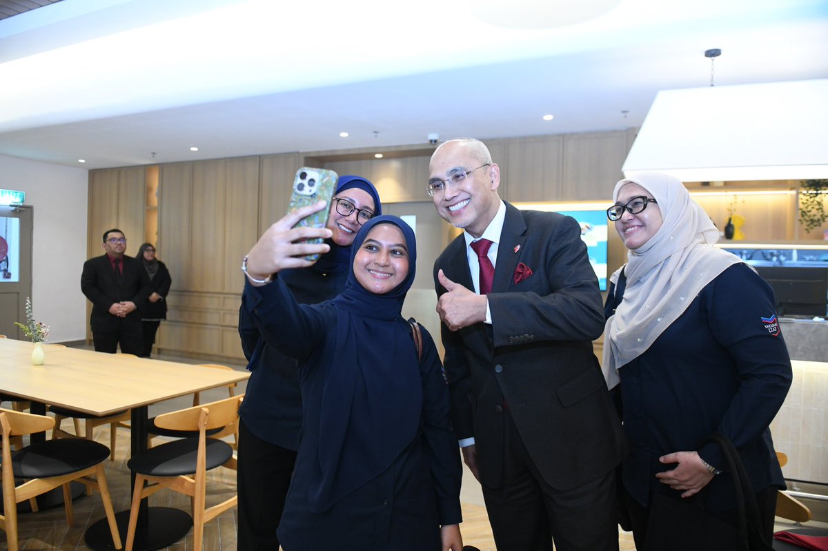MohdShukriYajid's tweet photo. Received Dato’ Dr. Mohd Nizar bin Hj. Sudin, CEO of Yayasan Lembaga Tabung Angkatan Tentera, and delegates. A fruitful discussion on advancing AI, cybersecurity, and lifelong learning through strategic collaboration for future-ready talent. @MINDEFMalaysia #LTAT @MSUmalaysia https://t.co/aetYpj1Gjx