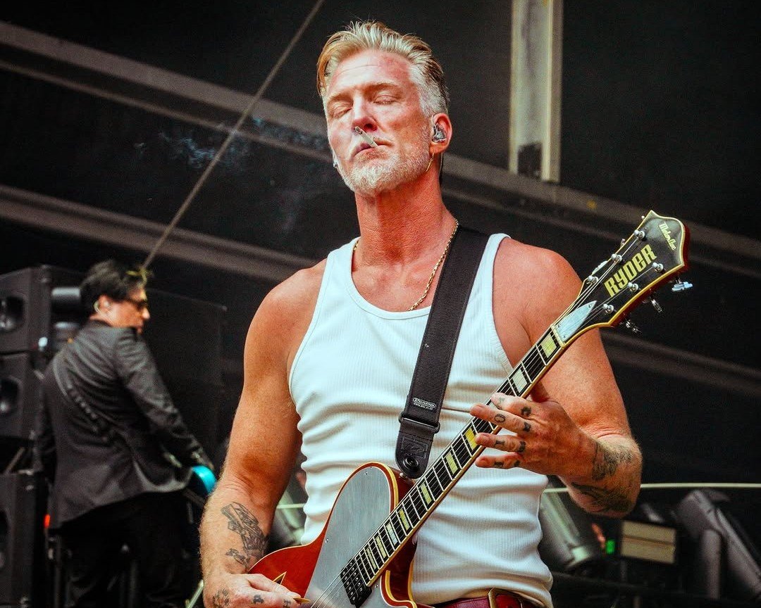 carpedemon's tweet photo. Incredibile come la strategia di marketing dei Queens of the Stone Age per raccattare fan tra il pubblico dei System of a Down sia semplicemente far salire sul palco Josh Homme nella sua versione più bona mai concepita https://t.co/LnkDNxqqye