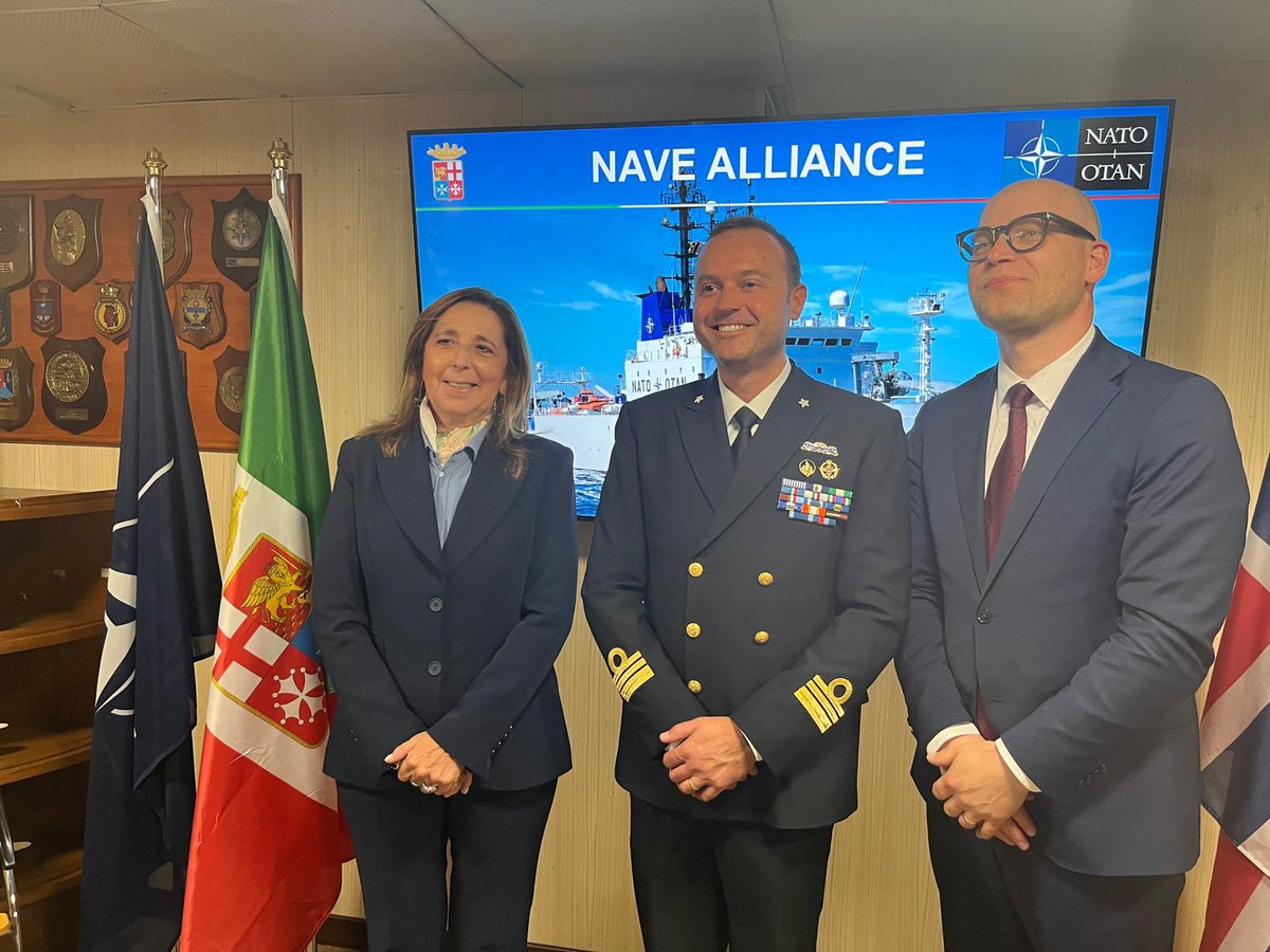 isabellarauti's tweet photo. #Artico 🐻❄️
🌍 TROMSØ
su Nave Alliance Bilaterale Italia 🇮🇹 Norvegia 🇳🇴
🤝 Incontro con il Segretario di Stato alla Difesa norvegese #AndreasFlåm a bordo di Nave Alliance, unità della NATO con equipaggio e bandiera della Marina Militare.
🇮🇹 🇳🇴 Italia e Norvegia condividono visione dell’Artico fondata su sicurezza, sostenibilità e cooperazione tra Alleati e lavorano per consolidare la collaborazione anche nel settore della Difesa.
🎯 Al centro del confronto:
🔹lo scenario securitario nell’Artico
🔹strategie nazionali per il Grande Nord
🔹attività addestrative e operative in ambito NATO
🔹cooperazione nel settore spaziale, dell’osservazione e delle comunicazioni
🔹sorveglianza degli spazi aerei e aree marittime
🔹protezione delle infrastrutture critiche, anche underwater
🔹aiuti al popolo ucraino
❄️ In un contesto internazionale sempre più complesso, il rafforzamento della dimensione nordica dell’Alleanza Atlantica e lo sviluppo di capacità operative adeguate all’Alto Nord rappresentano una priorità condivisa per la sicurezza euroatlantica e per gli equilibri globali.
@MinisteroDifesa @GuidoCrosetto @ItalianNavy @SM_Difesa @Esercito @ItalianAirForce @ItalyinNOR_ISL @ItalyMFA @mur_gov_ @CNRsocial_ @ArcticCouncil @NATO
#Artico #NATO #HighNorth #SistemaPaese #Difesa