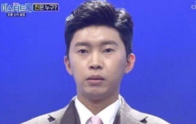 N_E_R_U_O_K_'s tweet photo. 진짜 키는 175cm인데 2m남성의 손 크기와 8살애기만한 머리크기를 가진 남자라고?ㅅㅂ https://t.co/Fgrd5LLjth