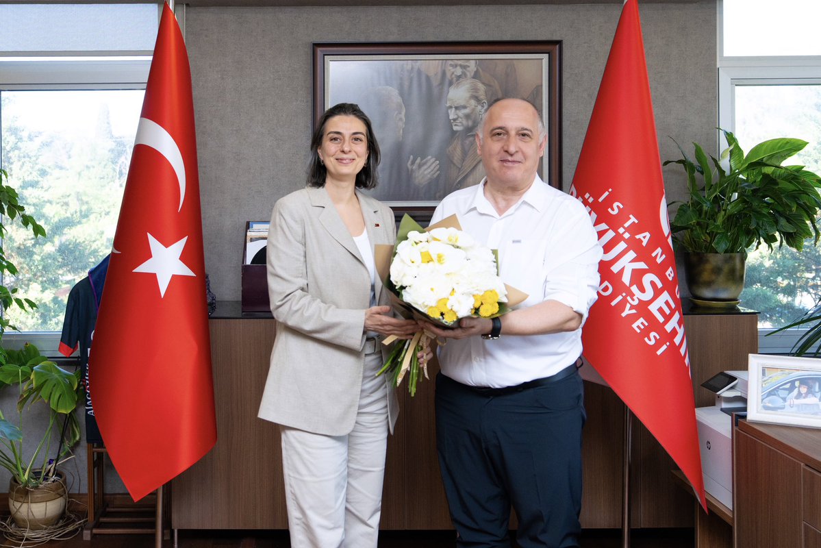 sdedetas's tweet photo. Yaşadığı büyük mağduriyetin ardından yeniden özgürlüğüne kavuşarak görevine dönen İBB Muhtarlıklar Daire Başkanı Sayın Yavuz Saltık’ı makamında ziyaret ettim.

Kendisiyle yeniden bir araya gelmekten büyük mutluluk duymanın yanı sıra, yürüttüğümüz çalışmaları, mahallelerimizin ihtiyaçlarını ve bundan sonraki süreçte güç birliği içinde yapabileceklerimizi de değerlendirdik.

İçten ev sahipliği, samimi sohbeti ve kıymetli misafirperverliği için Sayın Saltık’a ve değerli ekibine gönülden teşekkür ediyorum.

Adaletin bir an önce tecelli ederek; başta İBB Başkanımız Ekrem İmamoğlu olmak üzere tüm başkanlarımızın ve değerli bürokrat arkadaşlarımızın ailelerine ve özgürlüklerine kavuşmalarını diliyorum.