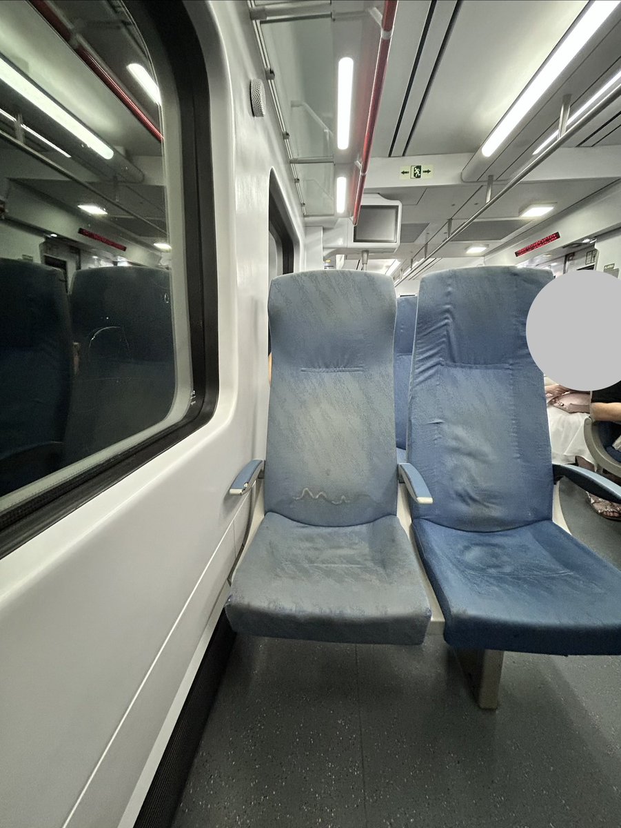 BlancaTreig's tweet photo. Maretameva l’estat dels seients del regional R13. Tot el vagó igual de fastigós. Et cobren un ronyó, et fan anar tard i al damunt pilles xinxes o algo 🙈 https://t.co/LuI4bR7uW2