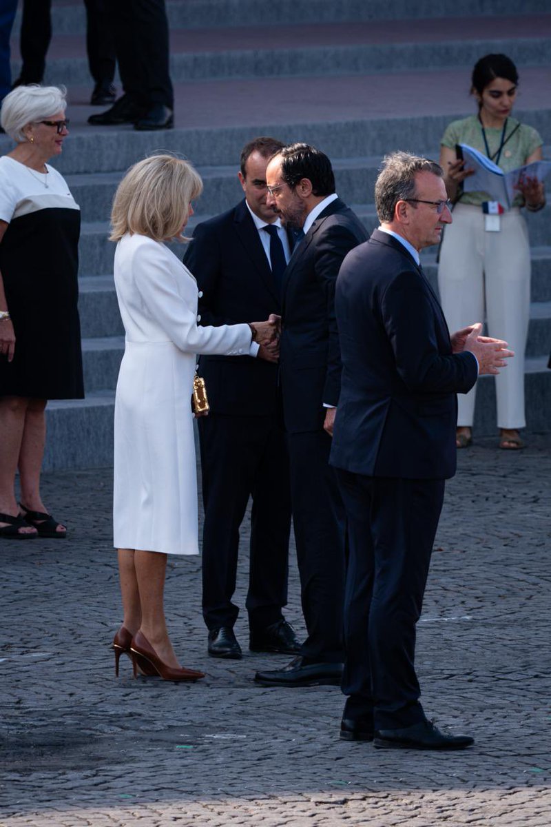 Christodulides's tweet photo. Chaleureux remerciements au Président @EmmanuelMacron pour son invitation à assister au défilé du 14 Juillet, placé sous le signe du réveil stratégique de l’🇪🇺

La présence du drapeau 🇨🇾 et des forces armées chypriotes témoignent de la solidité de notre partenariat stratégique ainsi que de notre engagement commun en faveur d’une Europe plus autonome, plus forte et plus opérationnelle.

🇪🇺 Ensemble, nous sommes plus forts !

🇨🇾🤝🇫🇷 Vive l’amitié franco-chypriote !
