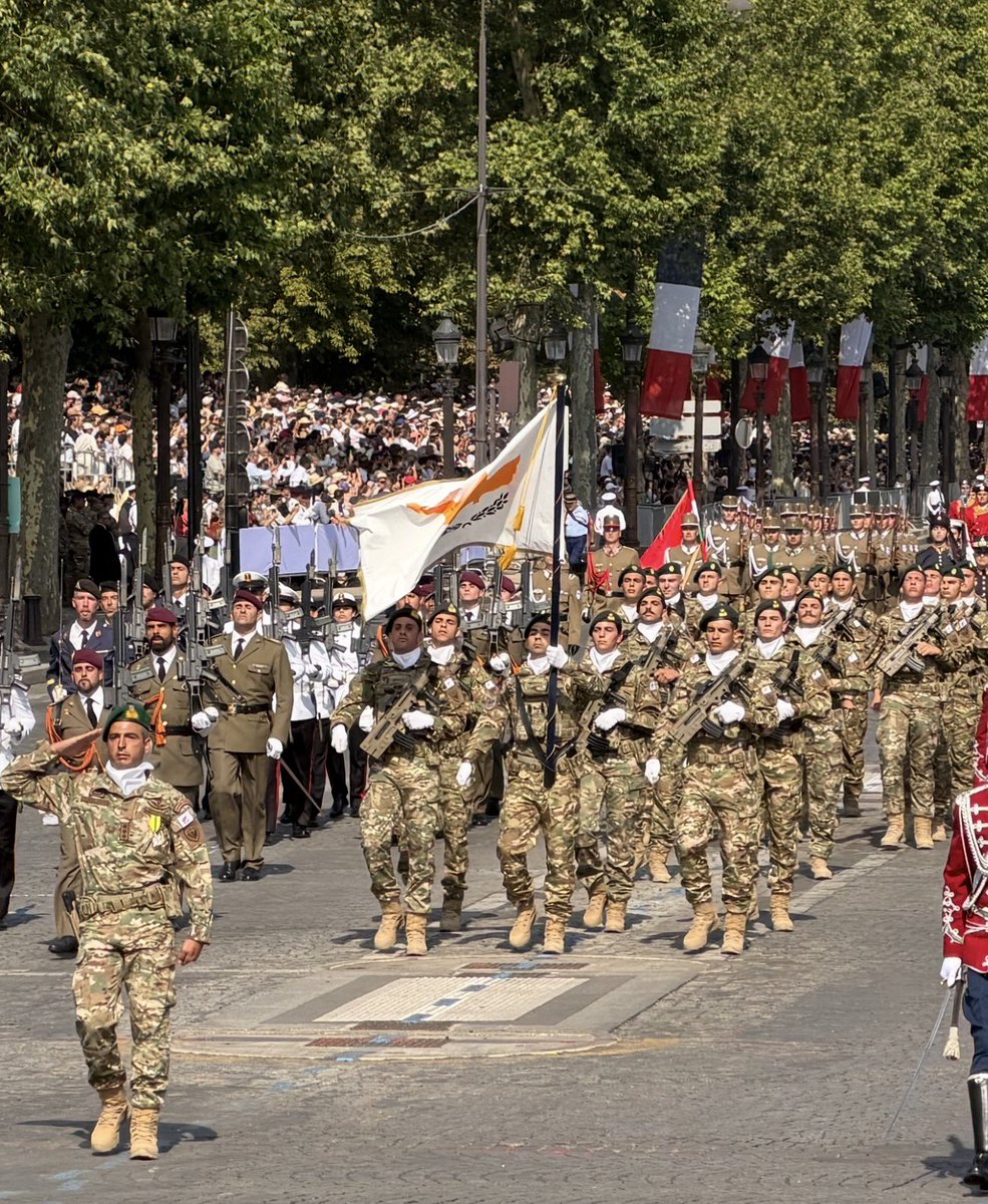 Christodulides's tweet photo. Chaleureux remerciements au Président @EmmanuelMacron pour son invitation à assister au défilé du 14 Juillet, placé sous le signe du réveil stratégique de l’🇪🇺

La présence du drapeau 🇨🇾 et des forces armées chypriotes témoignent de la solidité de notre partenariat stratégique ainsi que de notre engagement commun en faveur d’une Europe plus autonome, plus forte et plus opérationnelle.

🇪🇺 Ensemble, nous sommes plus forts !

🇨🇾🤝🇫🇷 Vive l’amitié franco-chypriote !