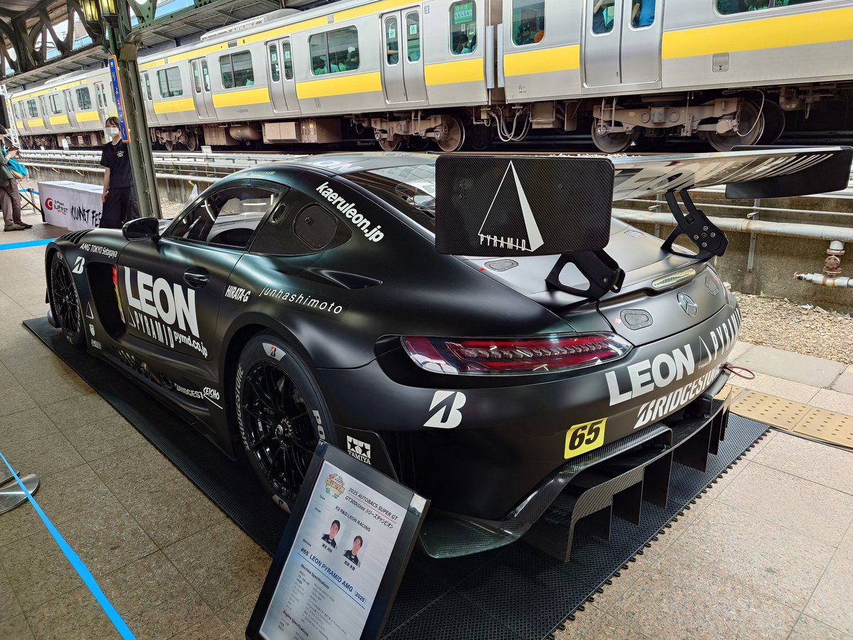 Angel2568010GTR's tweet photo. 25年時のGT300クラスチャンピオンマシンであるLEON PYRAMID AMG。漆黒のボディのAMG GT3と奥から総武線/中央線各停が来てとある意味凄い組み合わせよ👍️後Jスポでは実況担当のサッシャさんも見れた(金曜ロードショーではお馴染みの)
#SUPERGT #コネクトフェス #LEON #LEONRacing #MercedesAMG https://t.co/wCveQvVe1b