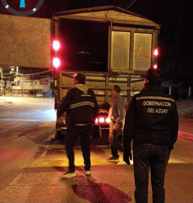 AgrocalidadZ6's tweet photo. #Azuay | Junto a @goberazuay  y @PoliciaEcuador , realizamos operativo de control de carretera en el cantón Paute, sector El Descanso. Verificamos certificados zoosanitarios de producción y movilización para garantizar el traslado legal de especies animales. 
#PrevencionSanitaria https://t.co/68wwKqd5b0