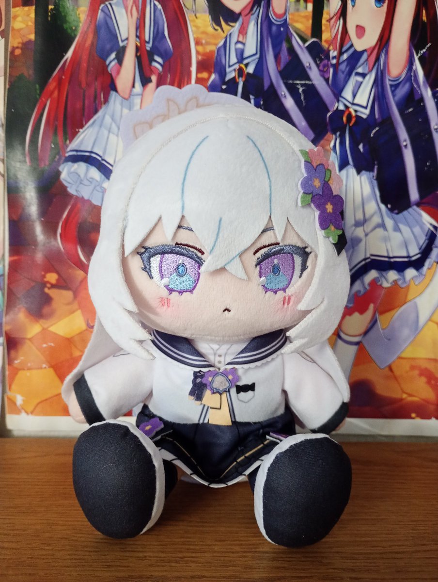 HoshinoCAB_68's tweet photo. Abierta la caja, se trata de la reina del hielo del Make-Up Work Club de Trinity. Una pequeña y adorable arma que de a poco ha aprendido a disfrutar de la vida 😭 Se suma a la colección el chocopuni de AZUSA 🤍😭 https://t.co/9oDsPU1wo9