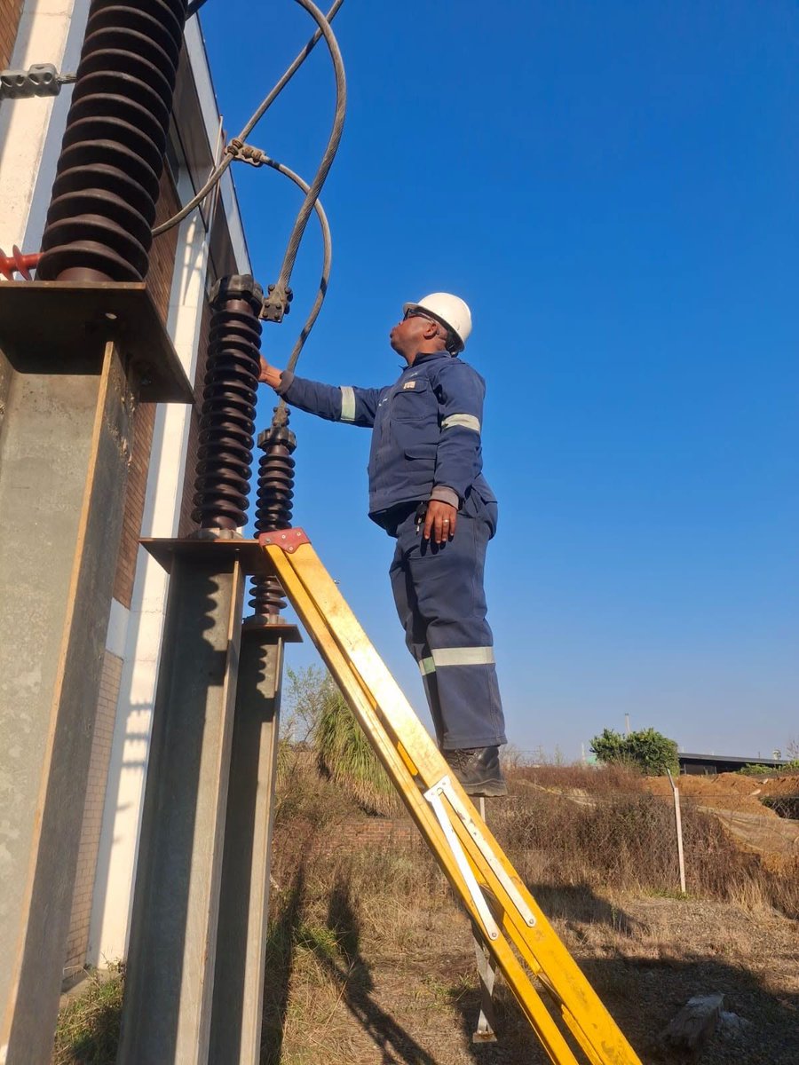 cbdoilRSA's tweet photo. π· #FixingTheFrontline | #CoEPowerUpdate
π· Our electricity teams remain on the ground responding to faults and carrying out essential maintenance to keep the power network reliable and communities connected.
π· Welgedacht β 35 10th Avenue π· A no-power report was successfully resolved after officials assisted the customer with loading electricity units.
π· Springs CBD β 7th Street π· Technicians are on site investigating a no-power fault.
π· Ward 17 β Main Supply π· Repairs to surge arrestor insulators are underway to improve the reliability of the electricity network.
π· To report electricity faults or other municipal service-related issues, contact the City of Ekurhuleni Call Centre on 0860 54 3000.
#CoEWorks #ReliableElectricity #ServiceDelivery
