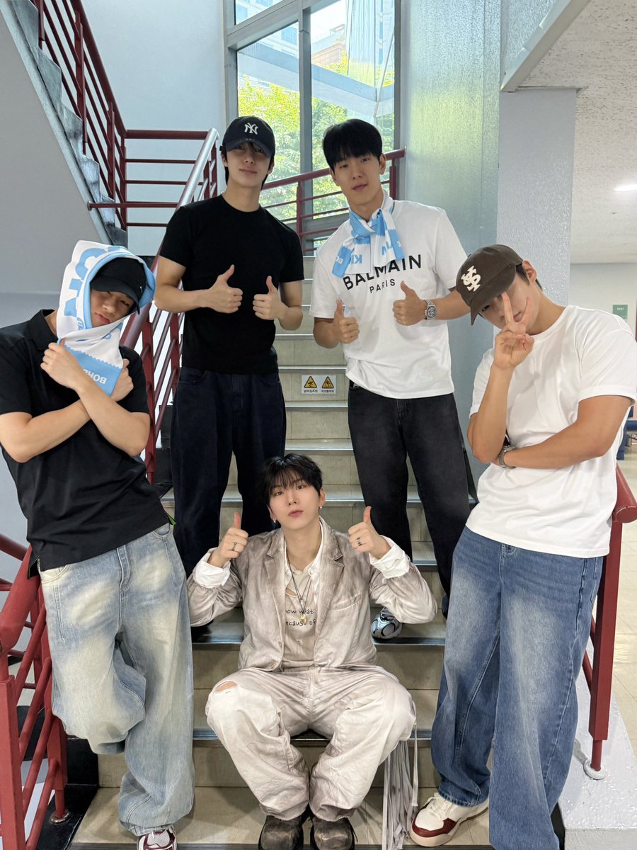 MXLMNHK's tweet photo. Supporting bro for his solo stage https://t.co/RomesDPA11