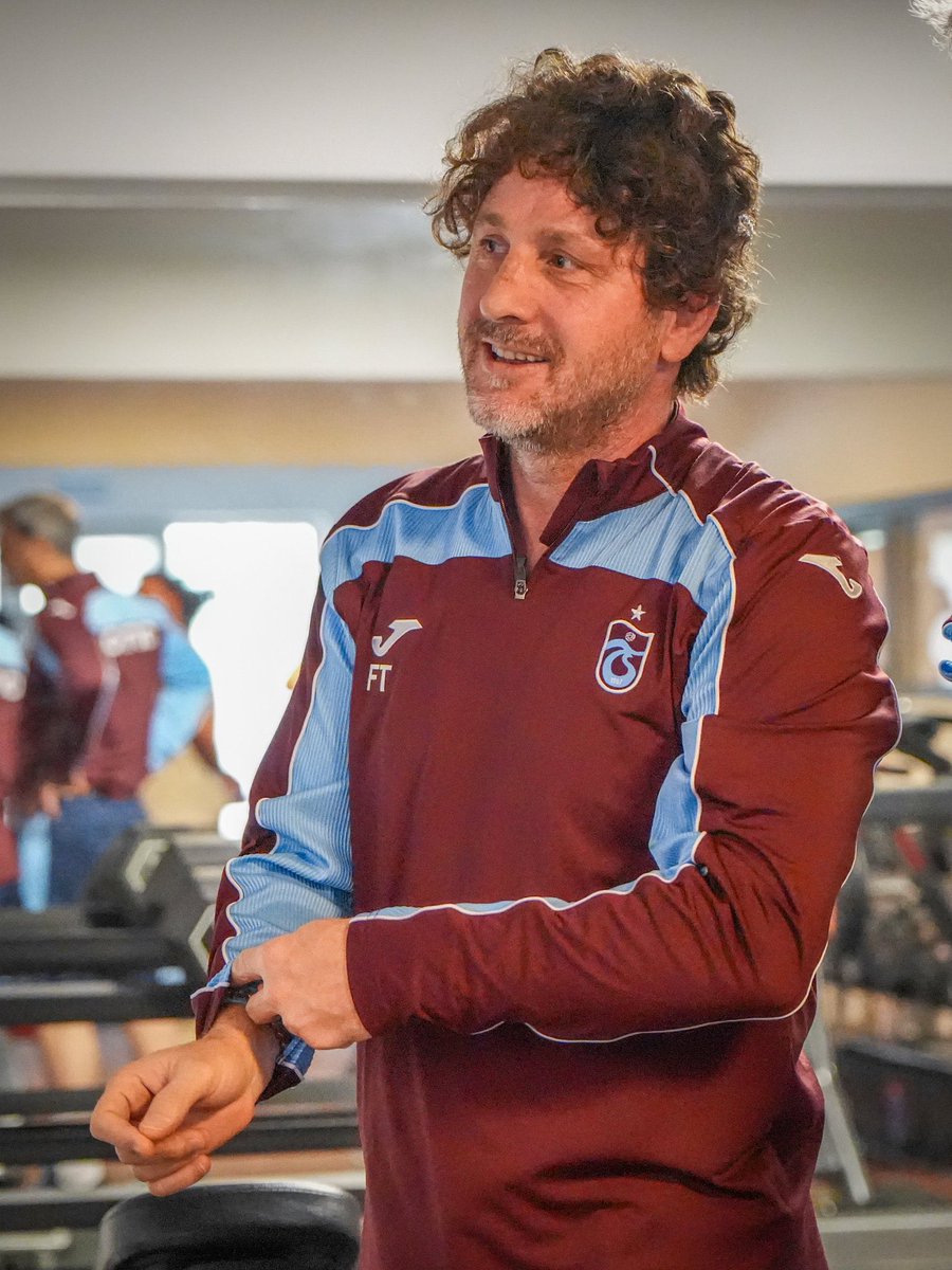 cemildozerrr's tweet photo. Çoban oldun, vizyonsuz oldun, şerefsiz oldun, top oynatmıyor oldun, çok ballı oldun, köylü oldun, totalde 30 milyonluk transfer yapıp 200 milyonluk değer yarattın da becerip hoca olamadın be adam.. https://t.co/oz1YE2WstS