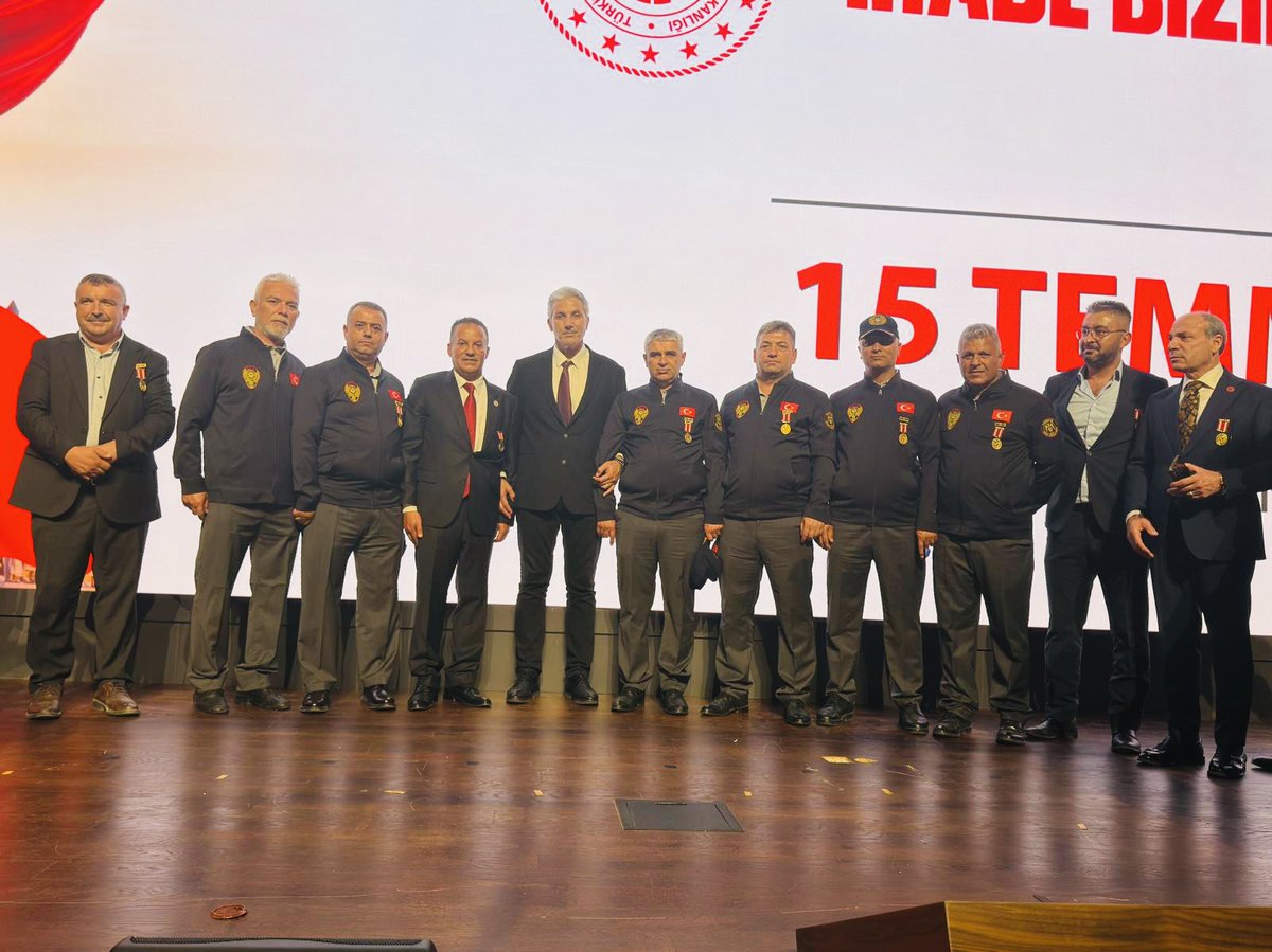 EMSAVayilmaz's tweet photo. Aile ve Sosyal Hizmetler Bakanlığımız tarafından düzenlenen “İrade Bizim, Zafer Bizim” konulu panele katılım sağladık.

Aile ve Sosyal Hizmetler Bakanımız Sayın Mahinur Özdemir Göktaş’ın himayelerinde gerçekleştirilen, moderatörlüğünü Aile ve Sosyal Hizmetler Bakan Yardımcımız Sayın Zafer Tarıkdaroğlu’nun üstlendiği panelde; şehit kardeşi Sayın Ayşe Arslantürk, Adalet Bakan Yardımcısı Sayın Sedat Ayyıldız, gazeteci ve yazar Sayın Nedim Şener, KTO Karatay Üniversitesi Öğretim Üyesi Sayın Prof. Dr. Abdullah Topçuoğlu ve 15 Temmuz Gazisi Sayın Mehmet Ayaz, 15 Temmuz hain darbe girişimine ilişkin son derece kıymetli ve aydınlatıcı değerlendirmelerde bulundular.

Milletimizin iradesine, devletimizin bekasına ve demokrasimize kasteden hain darbe girişiminin üzerinden yıllar geçmiş olsa da, o gece yaşananların unutulmaması ve toplumsal hafızanın diri tutulması büyük önem taşımaktadır. Aziz milletimizin göstermiş olduğu eşsiz direniş ve kahramanlık, gelecek nesillere aktarılması gereken önemli bir mirastır.

Bu anlamlı programa çok sayıda sivil toplum kuruluşunun başkan ve yöneticilerinin yanı sıra şehit ailelerimiz ve gazilerimiz de katılım sağlamış, 15 Temmuz ruhunun yaşatılması ve gelecek kuşaklara aktarılması konusunda ortak bir bilinç ve kararlılık ortaya konulmuştur.

Bu vesileyle, başta 15 Temmuz şehitlerimiz olmak üzere vatanımızın bölünmez bütünlüğü, bayrağımız ve milletimizin huzuru uğruna canlarını feda eden tüm şehitlerimizi rahmet, minnet ve dualarla anıyor; kahraman gazilerimize sağlık, huzur ve afiyet diliyorum.

Ruhları şad, mekânları cennet olsun.
@MahinurOzdemir @ztarikdaroglu @nedimsener2010 @adalet_bakanlik @tcbestepe @tcailesosyal @ashb_sehitgazi