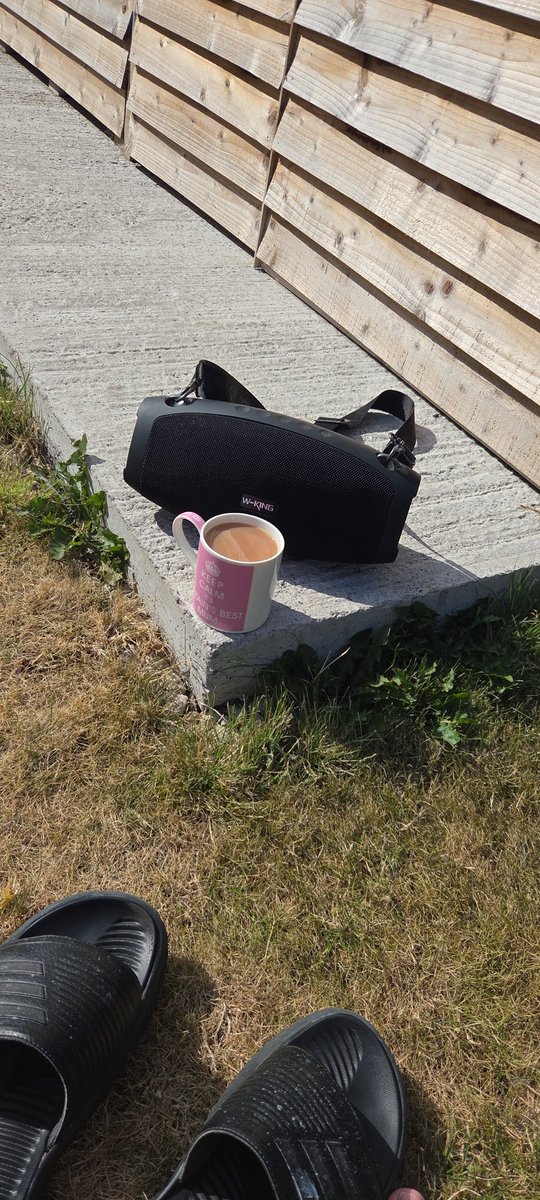 jcmellow's tweet photo. W-King speaker a brew and Cornershop πΆ
Enjoying the sun while it's around π
#musicsaves https://t.co/dHjUX8ZRHr