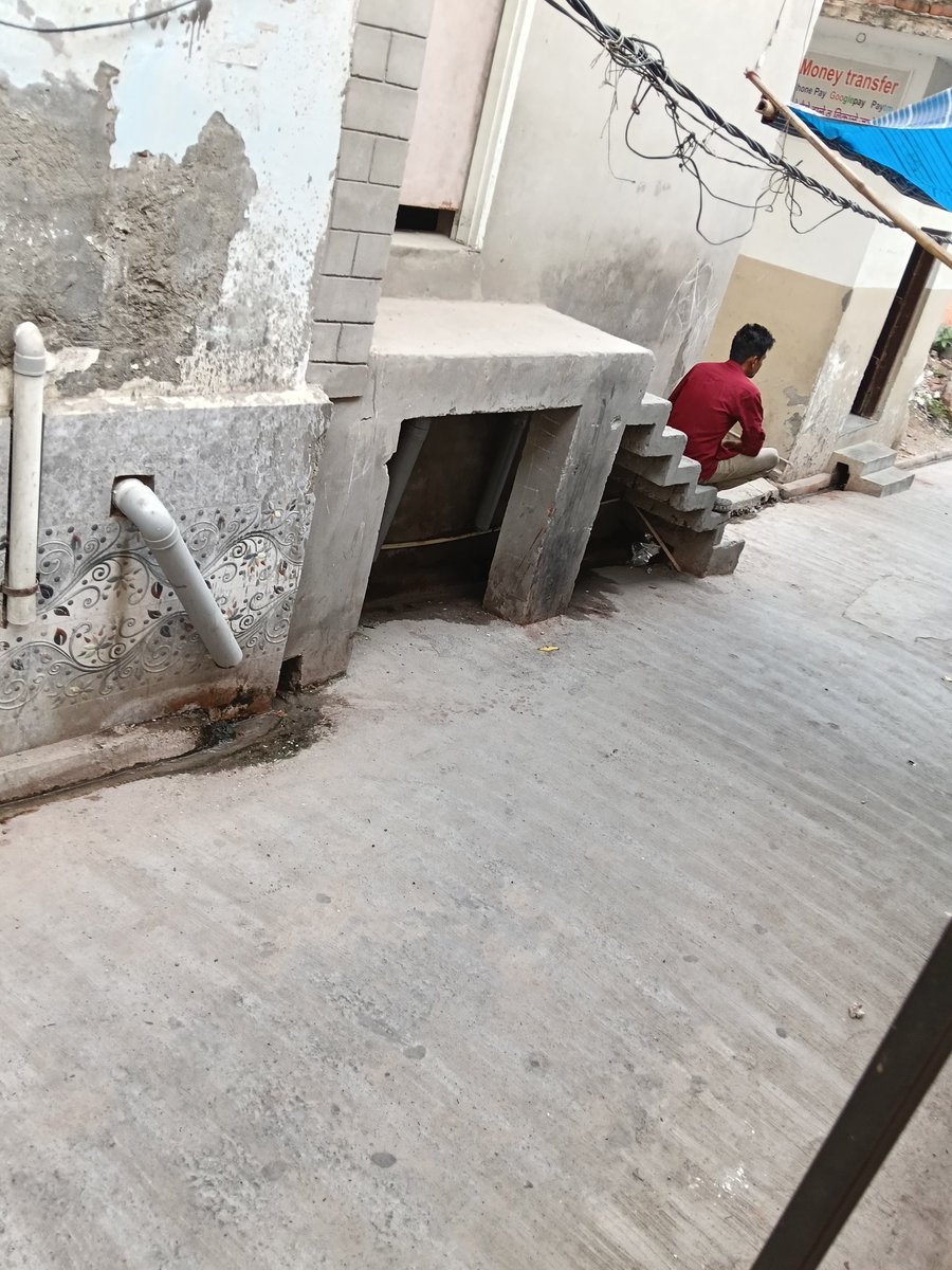 Journalist86753's tweet photo. कस्बा कांधला के मोहल्ला मौलानान, वार्ड 23 के वर्तमान सभासद द्वारा मकान के सामने सड़क पर पेड़ी/चबूतरा बनाकर अतिक्रमण किया गया है। कृपया मामले की निष्पक्ष जांच कराकर नियमानुसार अतिक्रमण हटाने की कार्रवाई करने का कष्ट करें। @dm_shamli @PoliceShamli  @BJP4UP @Jitendr87122237 https://t.co/QJJY1WhCoI