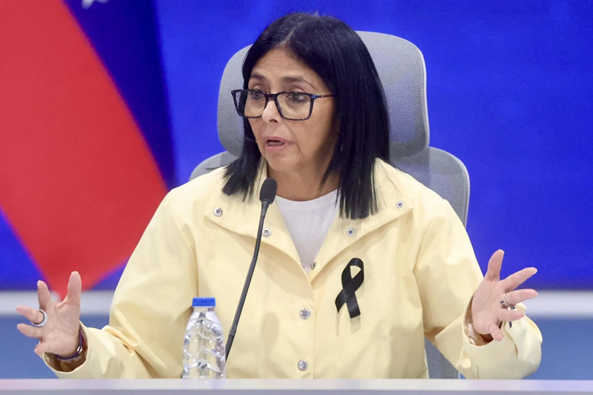luzvinsanchez's tweet photo. Esta Delincuente se ha apoderado de nuestro Pais Venezuela y quiere terminar de saquearlo, tenemos que denunciarlo al mundo!!! https://t.co/lT0nID52IF