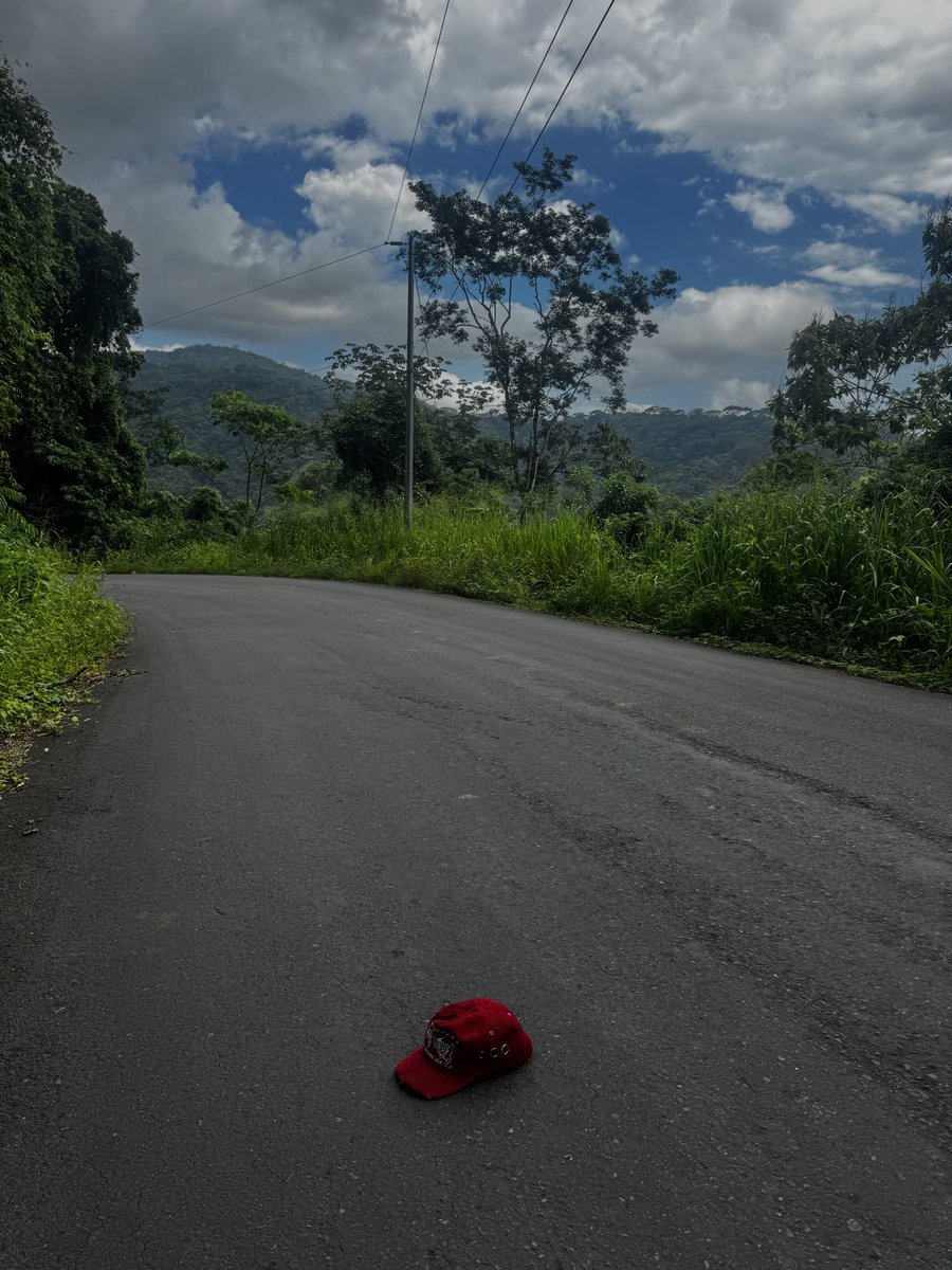 nonoutsmartable's tweet photo. get rich, travel the world &amp; smoke weed with the locals in Costa Rica https://t.co/Q0UnFfN8J9