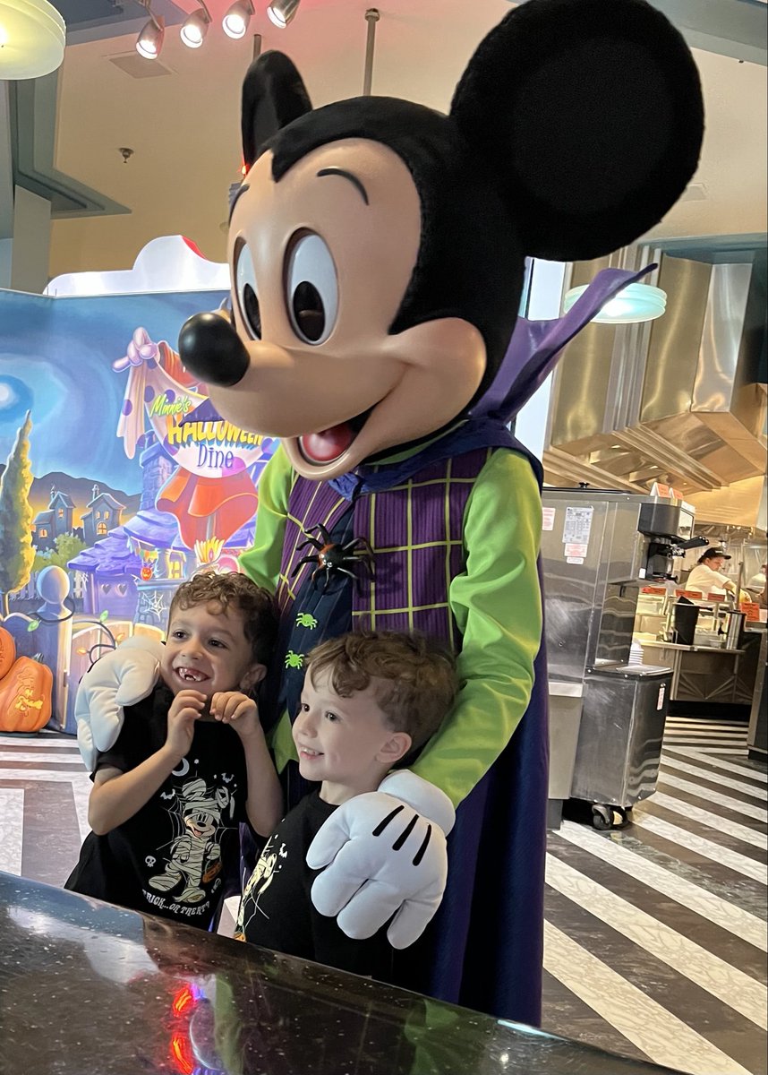 karenf312's tweet photo. @RyanKennedy_22 @WaltDisneyWorld Yes he does. https://t.co/ZGIs8ue62x