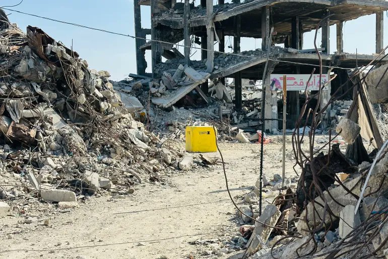 alaa_hamdouna's tweet photo. The Israeli army currently occupies 70% of the Gaza Strip—an area designated as the "Yellow Zone," marked by yellow blocks serving as a dividing line. 
Anyone attempting to cross beyond these blocks—even by a single meter—is immediately killed. https://t.co/PAUU069zZ3