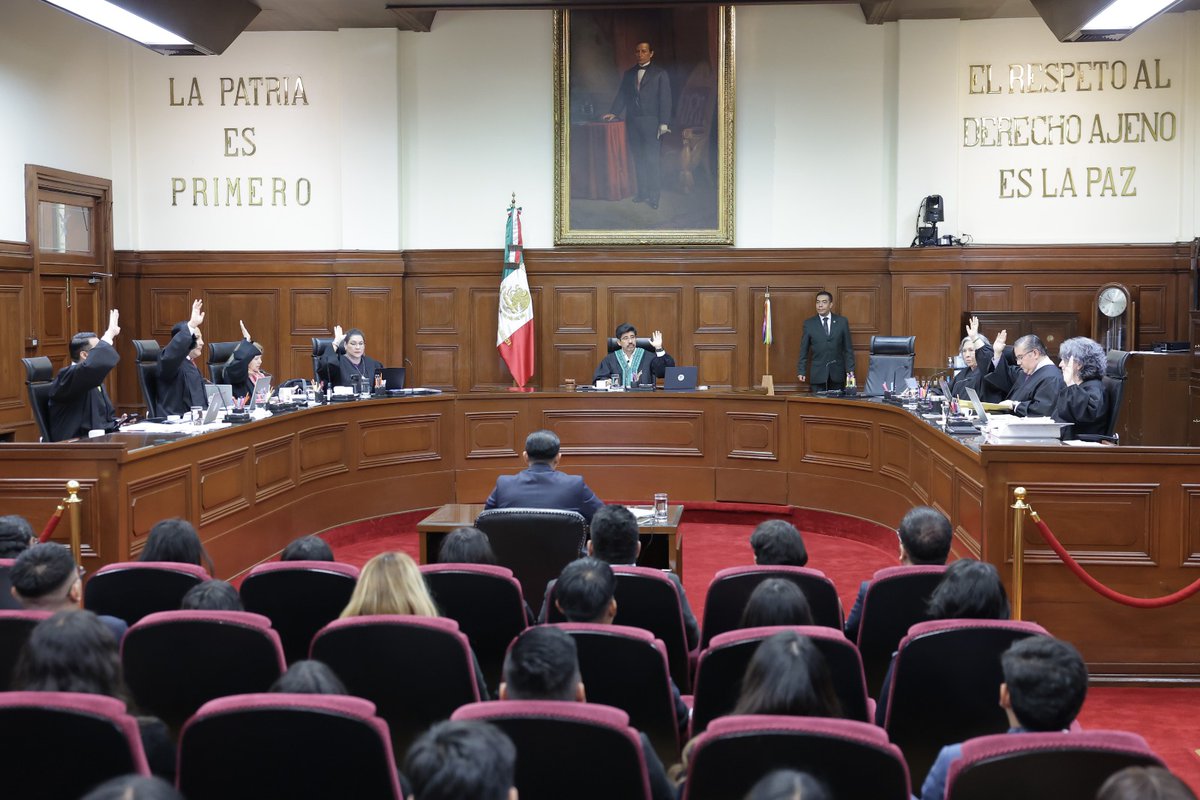 SCJN's tweet photo. 🚨 #ÚltimaHora | La #SCJN reiteró que los conflictos patrimoniales entre personas que estuvieron casadas deben analizarse con perspectiva de género cuando existan indicios de violencia.

💒 El caso surgió de una controversia entre una pareja que contrajo matrimonio. La mujer alegó que, antes de casarse, firmó diversos documentos en blanco bajo presión, entre ellos, un pagaré. Al divorciarse, el hombre promovió un juicio ejecutivo mercantil para exigir el pago de este último. 

⚖️ Aunque la Suprema Corte validó las reglas que impiden la prescripción entre cónyuges, concluyó que el caso requería un análisis reforzado del contexto de desigualdad en la relación y de violencia.

💜 Las autoridades deberán examinar si la firma de documentos ocurrió en condiciones de presión, subordinación o violencia.

📄 Amparo Directo en Revisión 5422/2024.