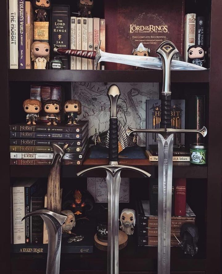 nimgaladh's tweet photo. What’s living on your shelves from the fantasy world?

Show me your favorite piece 🐉📚 https://t.co/oA6V5yapGa