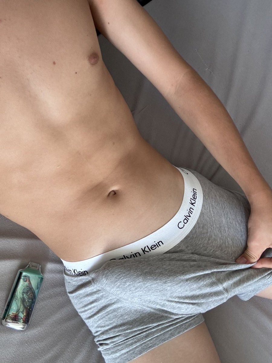 Maxencee6yj's tweet photo. Les gars, rejoignez mon UV, c’est gratuit pendant 7jour 

Je met des photos de moi, des leaks influenceur, etc 

https://t.co/4KP3gTRqNH

#gay #nude #snap #bi #uv #groupe https://t.co/zuPMiWOtyz