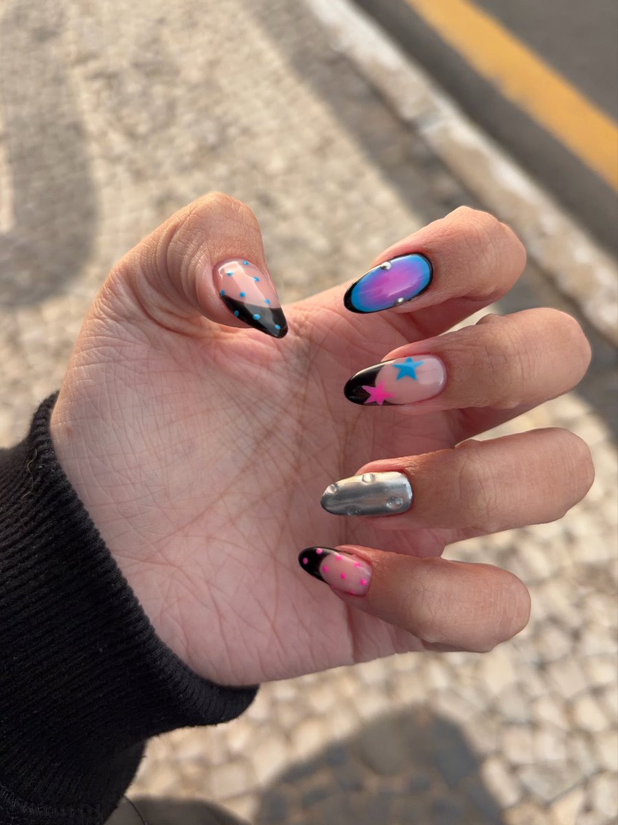cityowfstars's tweet photo. e quando o harry ver a minha unha la da arquibancada, dizer que achou lindo e pedir o contato da minha manicure p fazer igual? https://t.co/dgW7XW0Ved