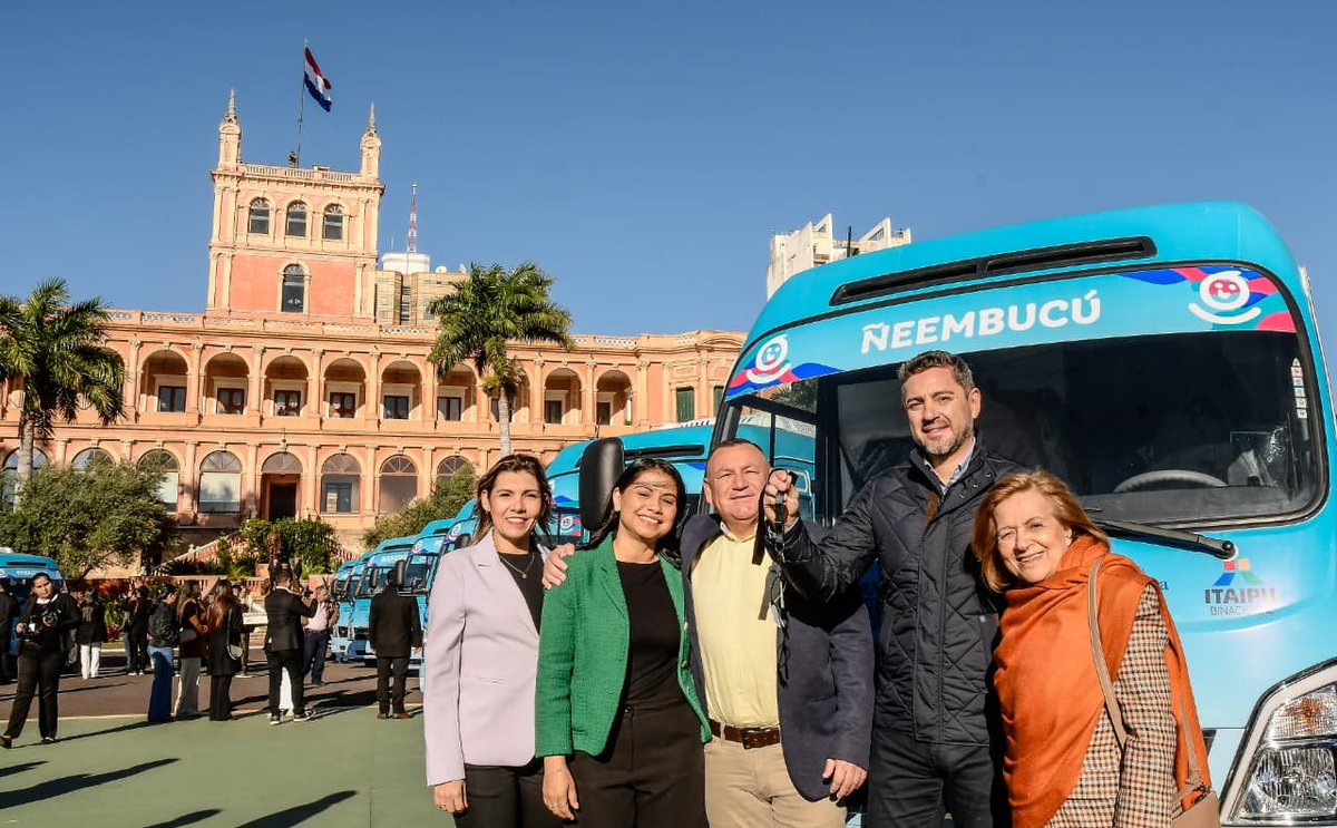 AllianaPedro's tweet photo. Cada nueva oportunidad para nuestros niños es un paso hacia un Paraguay mejor. Hoy acompañé al gobernador de Ñeembucú, Víctor Hugo Fornerón, en la recepción del Bibliobús que llegará a todas las comunidades del XII Departamento con educación, lectura y esperanza. https://t.co/2dW4YnVNjC